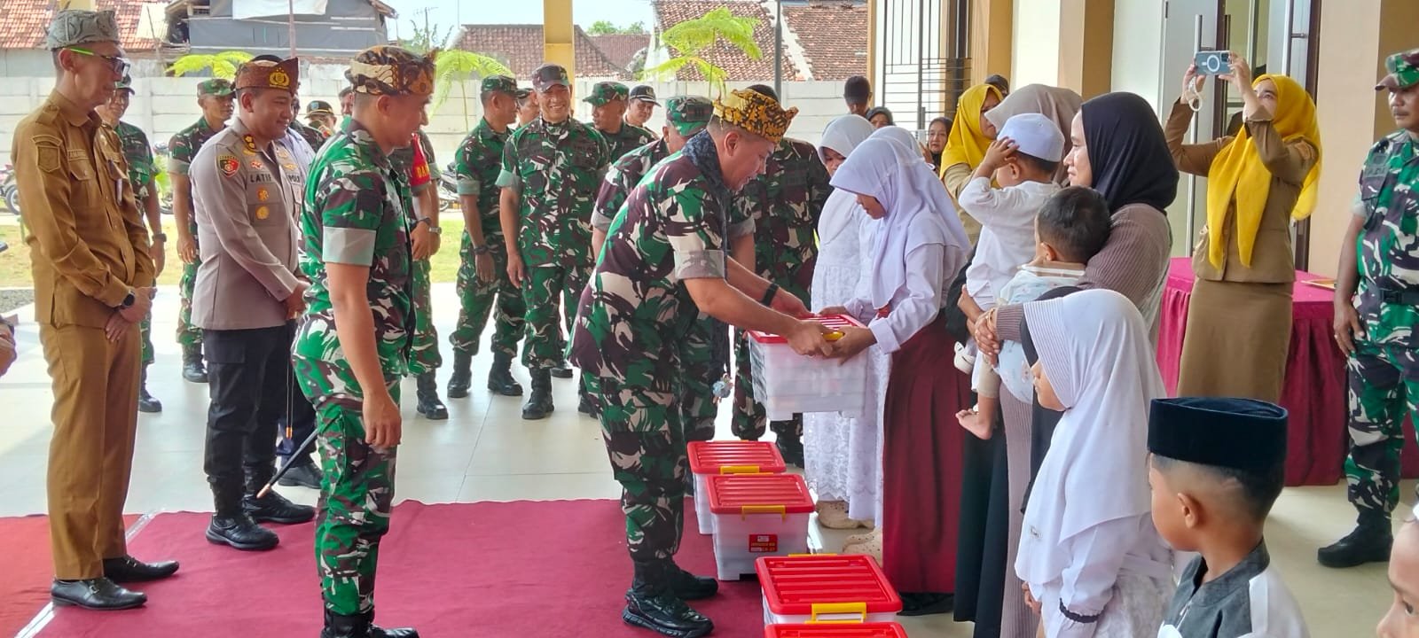 Kunjungan Tim Wasev Sterad TNI pada program TMMD Ke-128 di Probolinggo diwarnai kegiatan sosial penyerahan bantuan sembako kepada anak yatim Yayasan Jamaah Sholawat Lilyatama Desa Maron Wetan. (Foto: ist/sp)