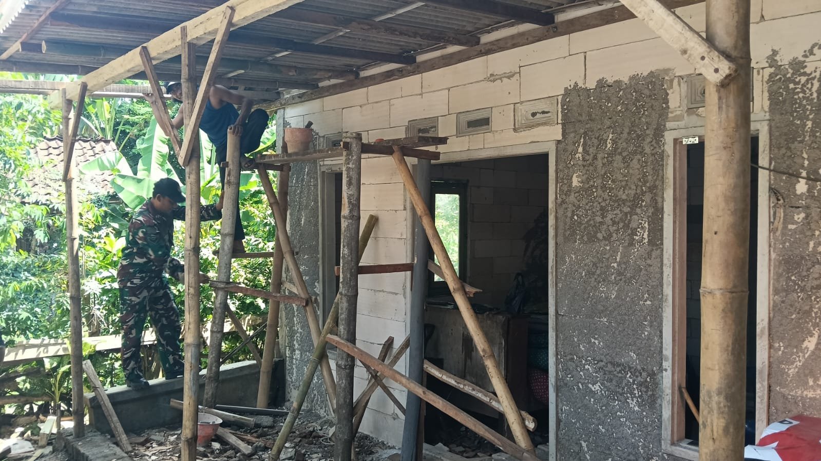Program Rehabilitasi Rumah Tidak Layak Huni (RTLH) milik Ibu Sayani, warga Dusun Klagin RT 19 RW 07 Desa Brabe, Kecamatan Maron, Kabupaten Probolinggo, telah mencapai progres 75 persen. (Foto: ist)
