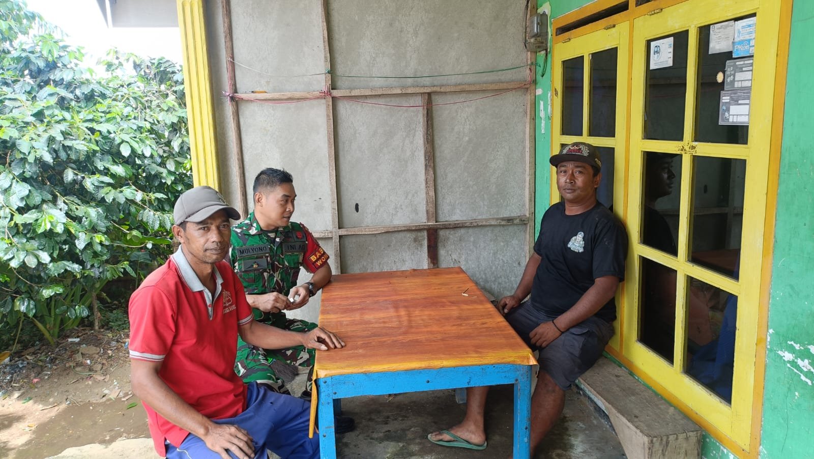 Dalam upaya mempererat hubungan dengan masyarakat sekaligus menjaga kondusifitas wilayah, Babinsa Desa Wonosari Koramil 0819/24 Tutur, Sertu Mulyono, melaksanakan kegiatan Komunikasi Sosial (Komsos) bersama warga di Dusun Ngadipuro, Desa Wonosari, Kecamatan Tutur, Kabupaten Pasuruan, Jawa Timur, Sabtu (9/5/2026). (Foto: ist)