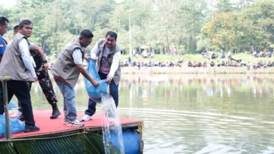 Bupati Tangerang, Moch Maesyal Rasyid dan Gubernur Banten, Andra Soni menebar lima ton ikan di Puspemkab untuk dipancing buruh pada puncak May Day 2026. (Ist/sp)