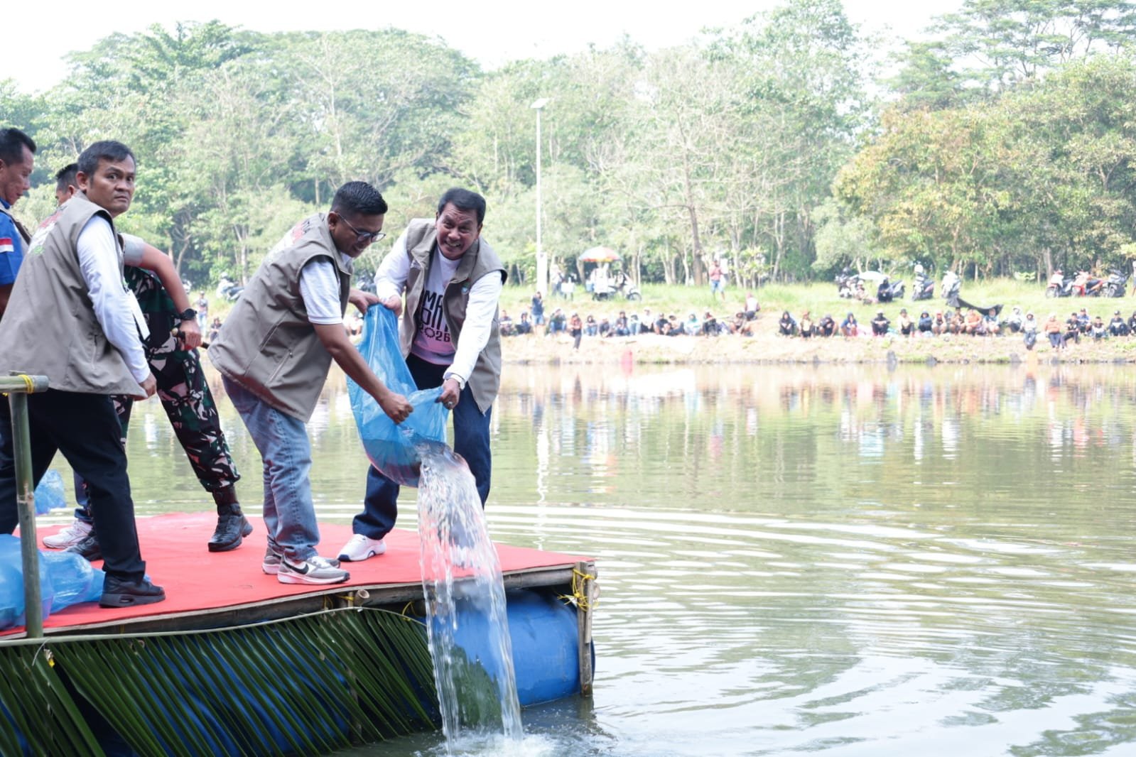 Bupati Tangerang, Moch Maesyal Rasyid dan Gubernur Banten, Andra Soni menebar lima ton ikan di Puspemkab untuk dipancing buruh pada puncak May Day 2026. (Ist/sp)