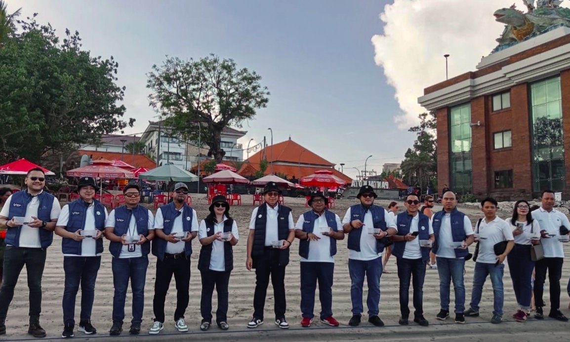 BRI Life Lepas 100 Tukik di Pantai Kuta, Dukung Pelestarian Penyu di Bali