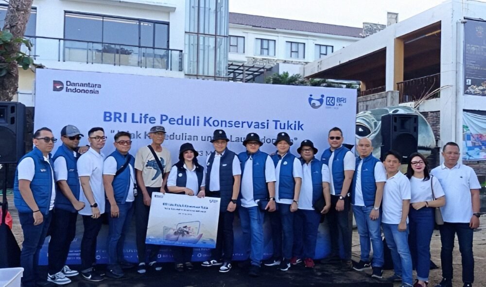 BRI Life Lepas 100 Tukik di Pantai Kuta, Dukung Pelestarian Penyu di Bali