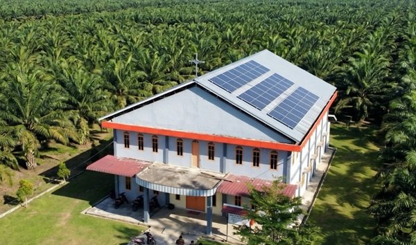 Jelang Hari Kenaikan Yesus Kristus, PalmCo Pasang PLTS Atap di Gereja Pedalaman Kalbar