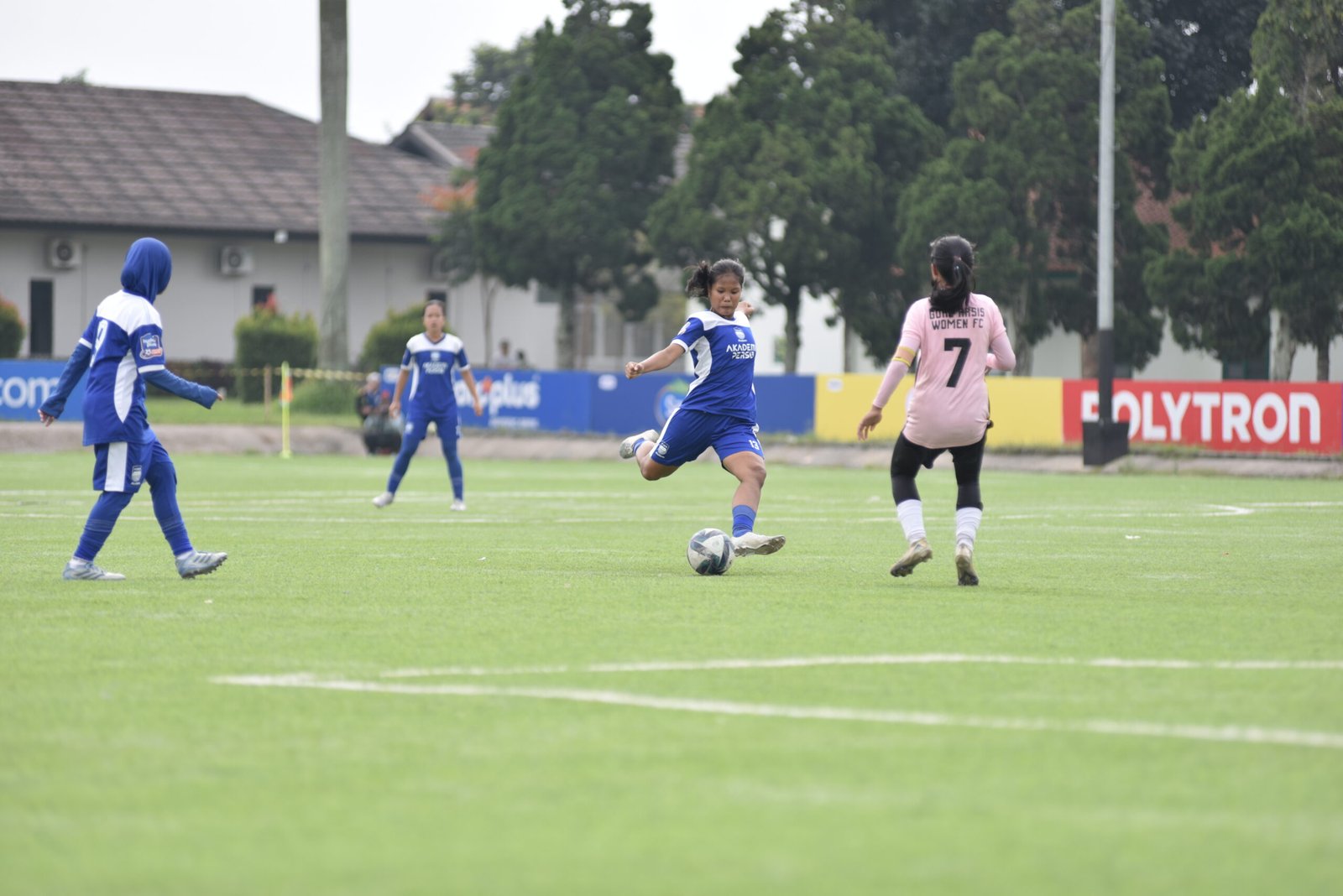 Aksi Akademi Persib Bandung U-18 saat melibas Goal Aksis dengan skor 3-1 dalam pertandingan pekan terakhir HYDROPLUS Soccer League di Lapangan Pusdikpom, Cimahi, Sabtu (16/5). (Foto: ist).