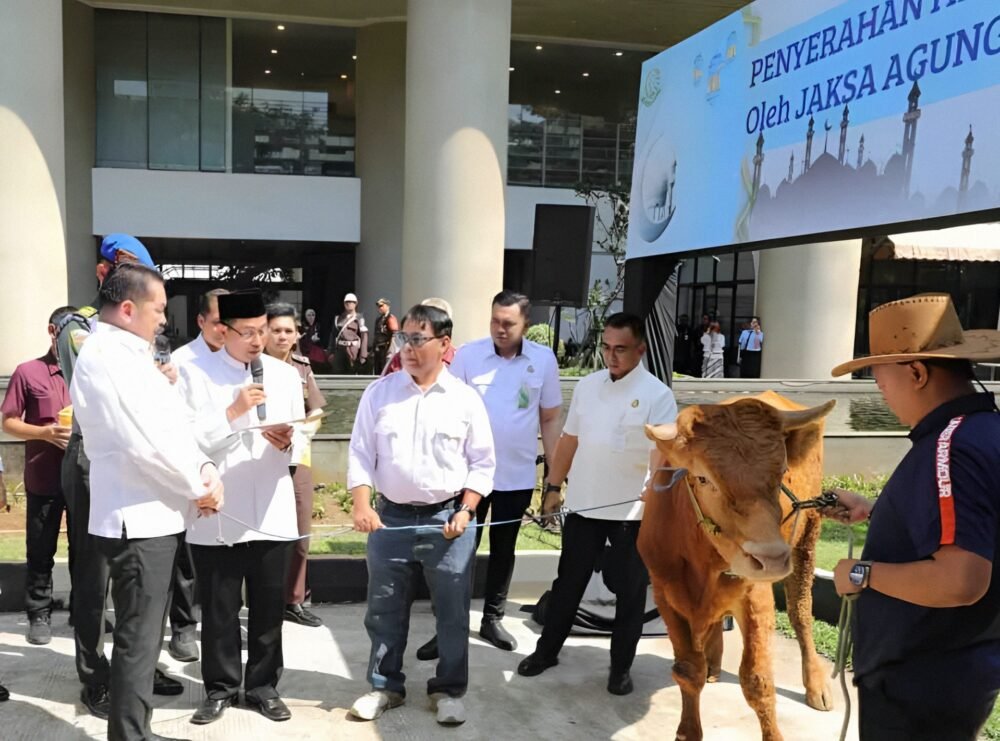 Serahkan 57 Sapi Kurban, Jaksa Agung: Kurban Wujud Solidaritas Sosial