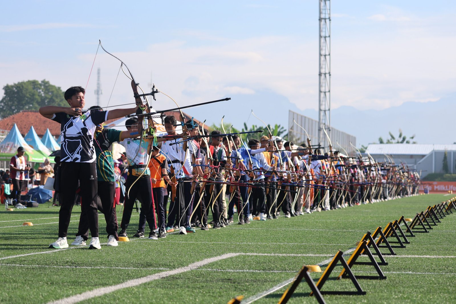 Ribuan anak panah melesat, ratusan mimpi dipertaruhkan. MilkLife Archery Challenge 2026 Seri 1 di Supersoccer Arena, Kudus, Jawa Tengah resmi mencapai puncaknya, menghadirkan 562 pemanah muda dari berbagai penjuru Jawa Tengah yang bertarung penuh semangat dan sportivitas. (Foto: MilkLife).
