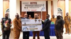 Gubernur Papua Tengah Serahkan Bantuan Rp 2 Miliar untuk Pembangunan Gereja di Kabupaten Puncak