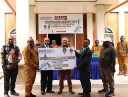 Gubernur Papua Tengah Serahkan Bantuan Rp 2 Miliar untuk Pembangunan Gereja di Kabupaten Puncak
