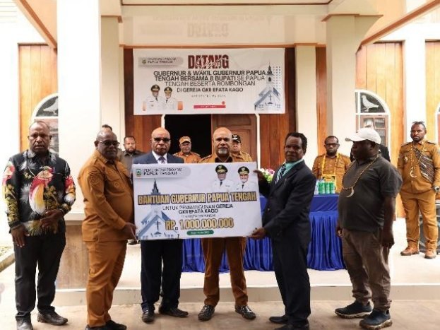 Gubernur Papua Tengah Serahkan Bantuan Rp 2 Miliar untuk Pembangunan Gereja di Kabupaten Puncak