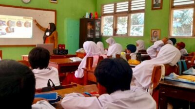 Wakil Ketua Komisi X DPR Dorong Seluruh Guru Penuhi Kriteria Diangkat Jadi PNS