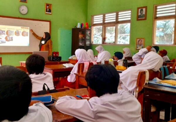 Wakil Ketua Komisi X DPR Dorong Seluruh Guru Penuhi Kriteria Diangkat Jadi PNS
