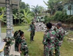 Babinsa dan Satgas Pasmar 2 Surabaya Jalin Komunikasi Erat di Sela Istirahat TMMD Ke-128 Brabe