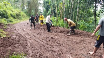 Sinergi Babinsa dan Warga Buka Akses Jalan yang Tertutup Longsor di Desa Palangsari