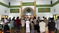 Kebersamaan Satgas TMMD Ke-128 dan Warga Terlihat Saat Sholat Dzuhur Berjamaah di Masjid Nurul Jannah