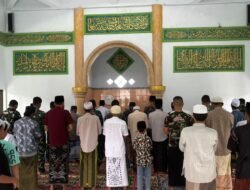 Kebersamaan Satgas TMMD Ke-128 dan Warga Terlihat Saat Sholat Dzuhur Berjamaah di Masjid Nurul Jannah