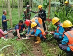 Lepas Penat di Sela Tugas, Satgas TMMD Ke-128 dan Petugas PLN Duduk Bersama Warga Desa Brabe Nikmati Singkong Rebus