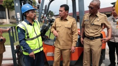 Bupati Tangerang, Moch Maesyal Rasyid (tengah) berdialog dengan peserta pelatihan di BLK Jayanti. (Ist/sp)