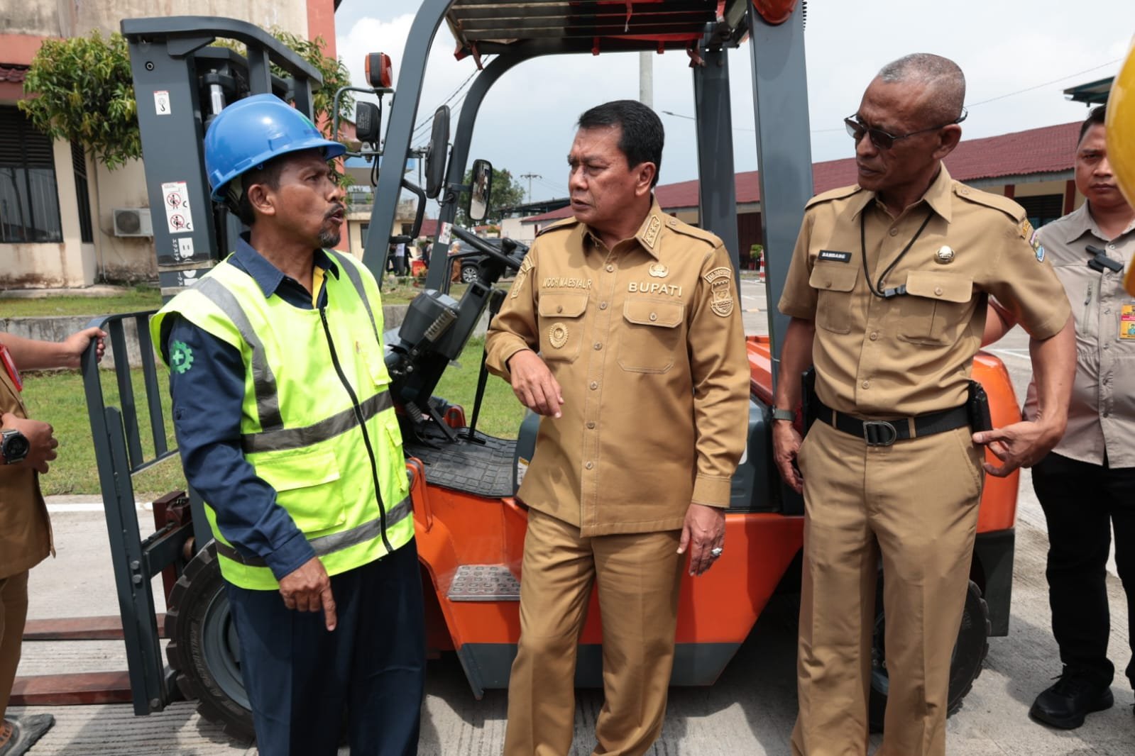 Bupati Tangerang, Moch Maesyal Rasyid (tengah) berdialog dengan peserta pelatihan di BLK Jayanti. (Ist/sp)