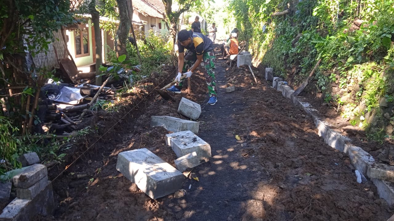 Pemasangan Paving di Dusun Klagin Terus Dikebut, Target Rampung Sebelum Penutupan TMMD Ke-128