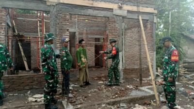 Dandim 0820 Probolinggo Tinjau Pembangunan Mushola Baiturrahim dan Serahkan Sembako untuk Warga Brabe