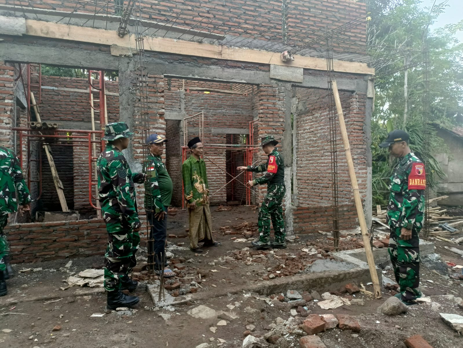 Dandim 0820 Probolinggo Tinjau Pembangunan Mushola Baiturrahim dan Serahkan Sembako untuk Warga Brabe