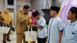 Bupati Tangerang Moch Maesyal Rasyid menyerahkan bansos kepada sejumlah anak yatim terkait HUT ke- 62 RSUD Kabupaten Tangerang. (ist/sp)