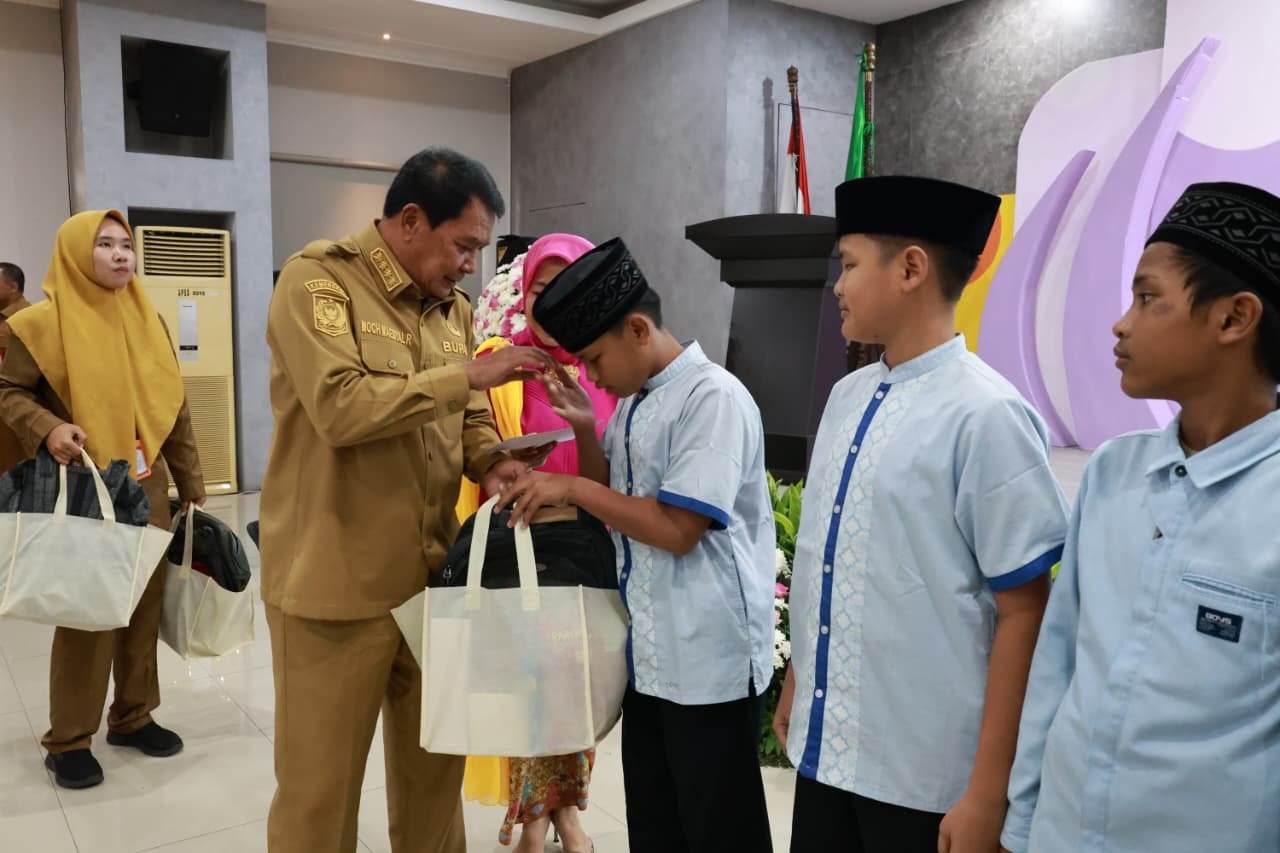 Bupati Tangerang Moch Maesyal Rasyid menyerahkan bansos kepada sejumlah anak yatim terkait HUT ke- 62 RSUD Kabupaten Tangerang. (ist/sp)