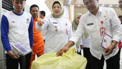 Wabup Tangerang, Intan Nurul Hikmah (tengah) meresmikan bank sampah unit Puspem di Tigaraksa. (Ist/sp)