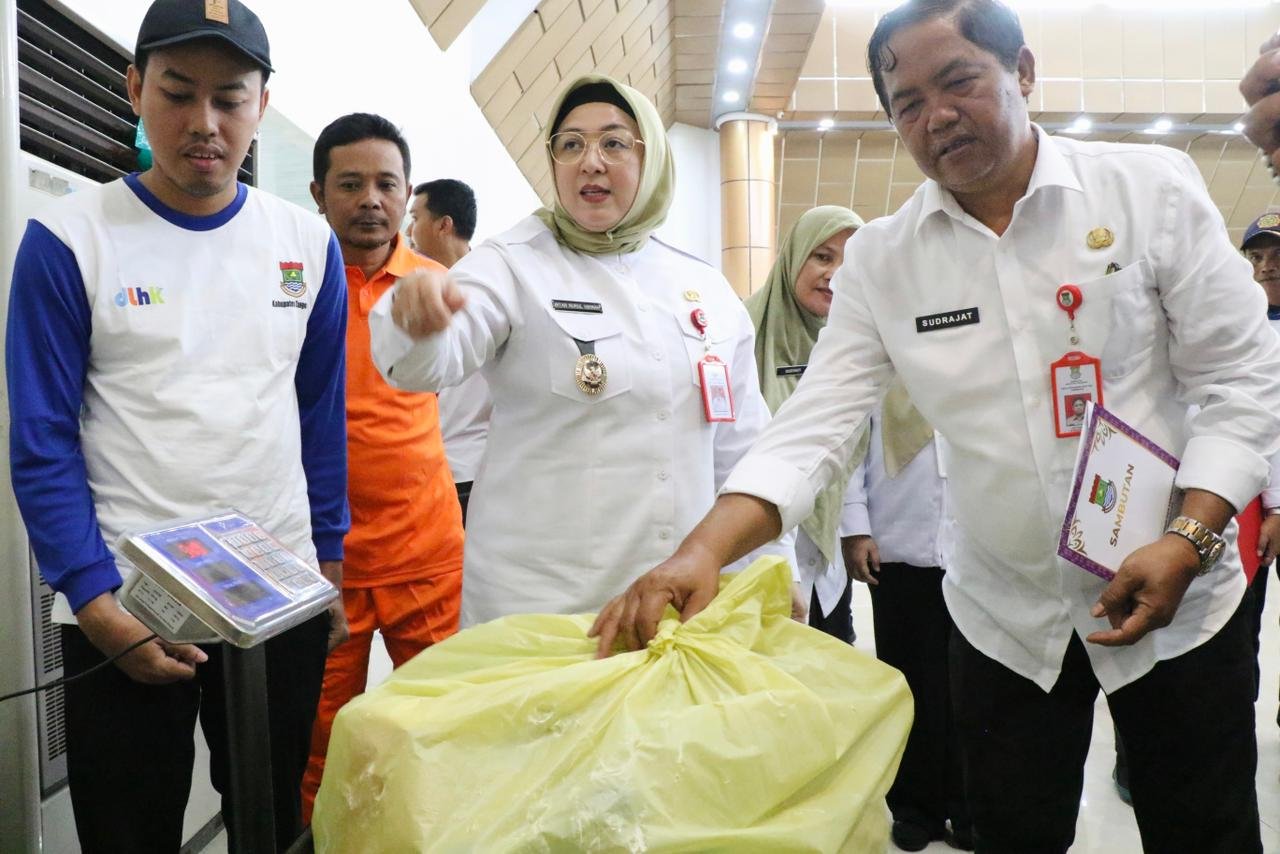 Wabup Tangerang, Intan Nurul Hikmah (tengah) meresmikan bank sampah unit Puspem di Tigaraksa. (Ist/sp)