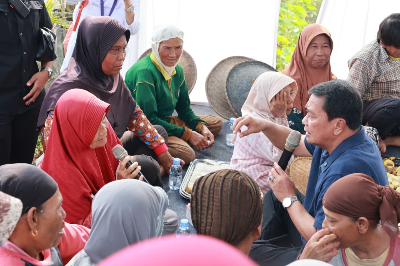 Bupati Tangerang Moch Maesyal Rasyid "ngariung" dengan warga di Desa Mekar Jaya, Kecamatan Sepatan. (Ist/sp)