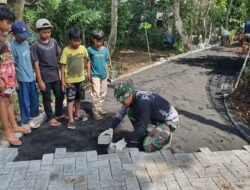 Anak-Anak Antusias Saksikan Pemasangan Paving TMMD Ke-128 di Desa Brabe. 