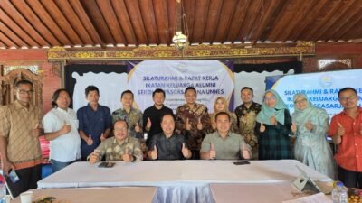 FOTO BERSAMA-Ketua IKA SPS UNNES, Irjen Pol Dr Susilo Teguh R, M.Si (duduk depan paling kiri) foto bersama para Pengurus, usai Silaturahim dan Rapat Kerja. (Foto Ist).