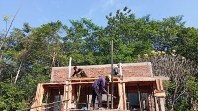 Pembangunan Musholla Baiturrohim di Dusun Leduk, Desa Brabe, Kecamatan Maron, Kabupaten Probolinggo, telah mencapai progres 70 persen. Kegiatan ini merupakan salah satu sasaran fisik program TMMD Ke-128 Kodim 0820 Probolinggo. (Foto: ist).