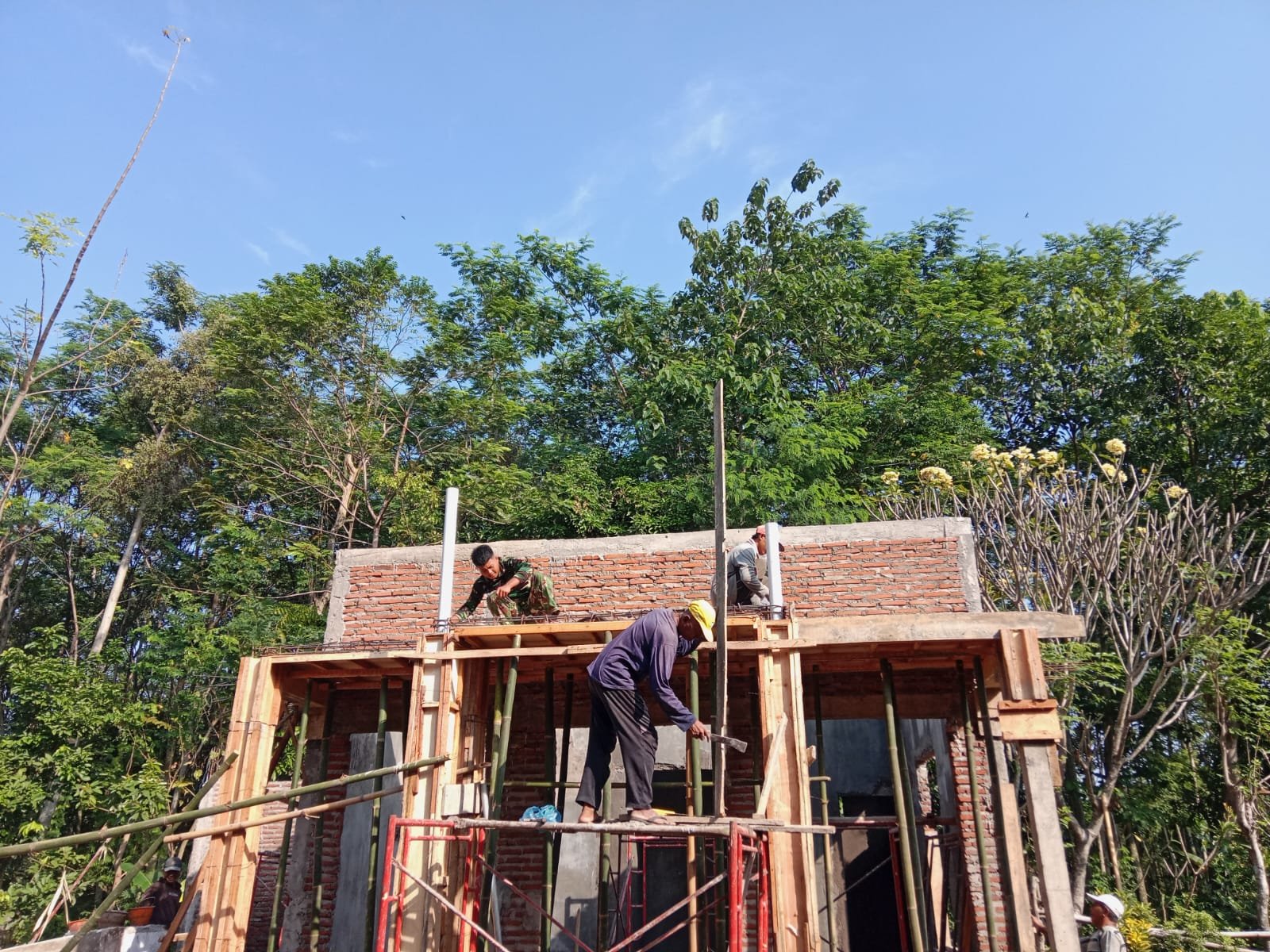 Pembangunan Musholla Baiturrohim di Dusun Leduk, Desa Brabe, Kecamatan Maron, Kabupaten Probolinggo, telah mencapai progres 70 persen. Kegiatan ini merupakan salah satu sasaran fisik program TMMD Ke-128 Kodim 0820 Probolinggo. (Foto: ist).