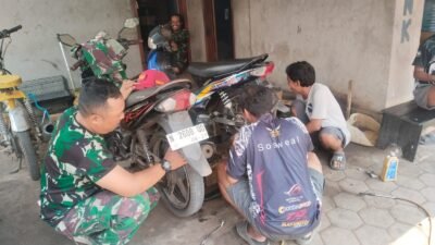 Aktivitas usaha bengkel di Desa Brabe, Kecamatan Maron, Kabupaten Probolinggo, tampak lebih ramai sejak program TMMD Ke-128 Kodim 0820 Probolinggo berjalan. (Foto: ist).