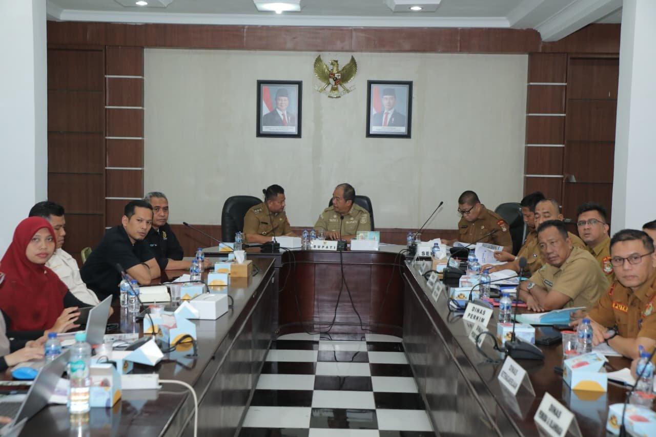 Bupati Asahan, Taufik Zainal Abidin S.Sos, M.Si, secara resmi menerima Laporan Akhir Feasibility Study (FS) atau Studi Kelayakan terkait rencana pembangunan Gerai UMKM Kabupaten Asahan pada Senin (11/05/2026). (Foto: ist).