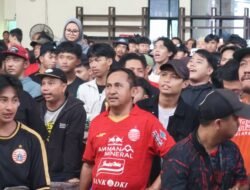 Bersama Warga Pajagalan Dekot Radian Saksikan Pertandingan Persija vs Persib