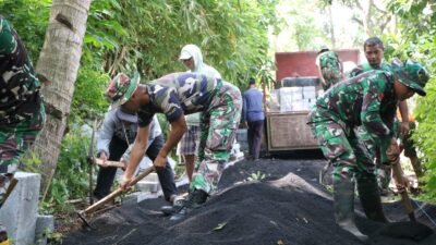 Semangat personel Satgas TMMD Ke-128 Kodim 0820/Probolinggo terus terlihat dalam mendukung percepatan pembangunan infrastruktur maupun non infrastruktur untuk masyarakat. Salah satunya dalam pemasangan paving. (Foto: ist).