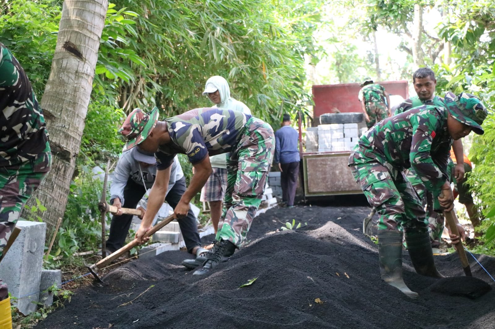 Semangat personel Satgas TMMD Ke-128 Kodim 0820/Probolinggo terus terlihat dalam mendukung percepatan pembangunan infrastruktur maupun non infrastruktur untuk masyarakat. Salah satunya dalam pemasangan paving. (Foto: ist).