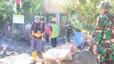 Petugas Polkes 05-09-17 Probolinggo yang tergabung dalam Satgas TMMD Ke-128 melaksanakan monitoring sekaligus membuka pelayanan kesehatan untuk satgas dan masyarakat Desa Brabe. (Foto: ist).