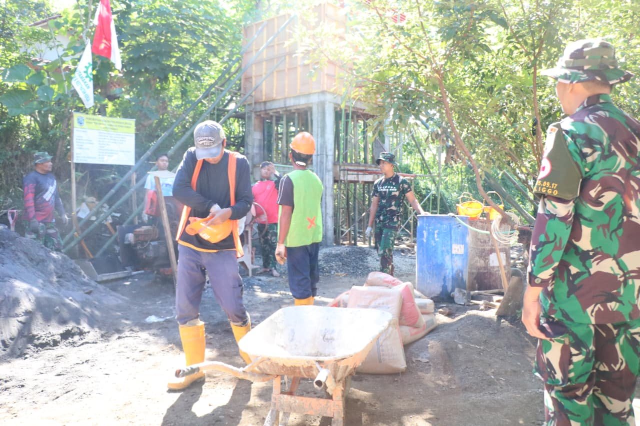 Petugas Polkes 05-09-17 Probolinggo yang tergabung dalam Satgas TMMD Ke-128 melaksanakan monitoring sekaligus membuka pelayanan kesehatan untuk satgas dan masyarakat Desa Brabe. (Foto: ist).