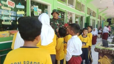 Satgas TMMD Ke-128 Kodim 082l Probolinggo melaksanakan kunjungan ke SDN 1 Brabe, Kecamatan Maron, Kabupaten Probolinggo. (Foto: ist).