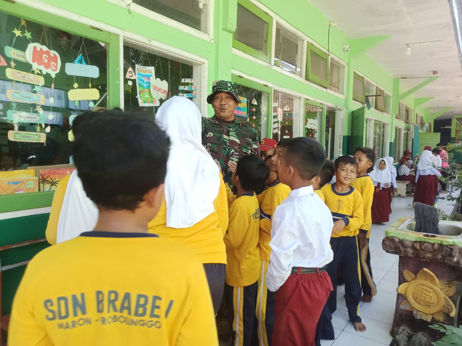 Satgas TMMD Ke-128 Kodim 082l Probolinggo melaksanakan kunjungan ke SDN 1 Brabe, Kecamatan Maron, Kabupaten Probolinggo. (Foto: ist).