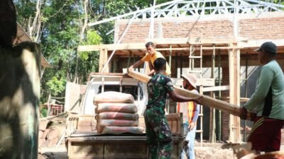 Pengiriman material pembangunan Musholla Baiturrahim di Dusun Leduk, Desa Brabe, Kecamatan Maron, Kabupaten Probolinggo telah sampai di lokasi. (Foto: ist).