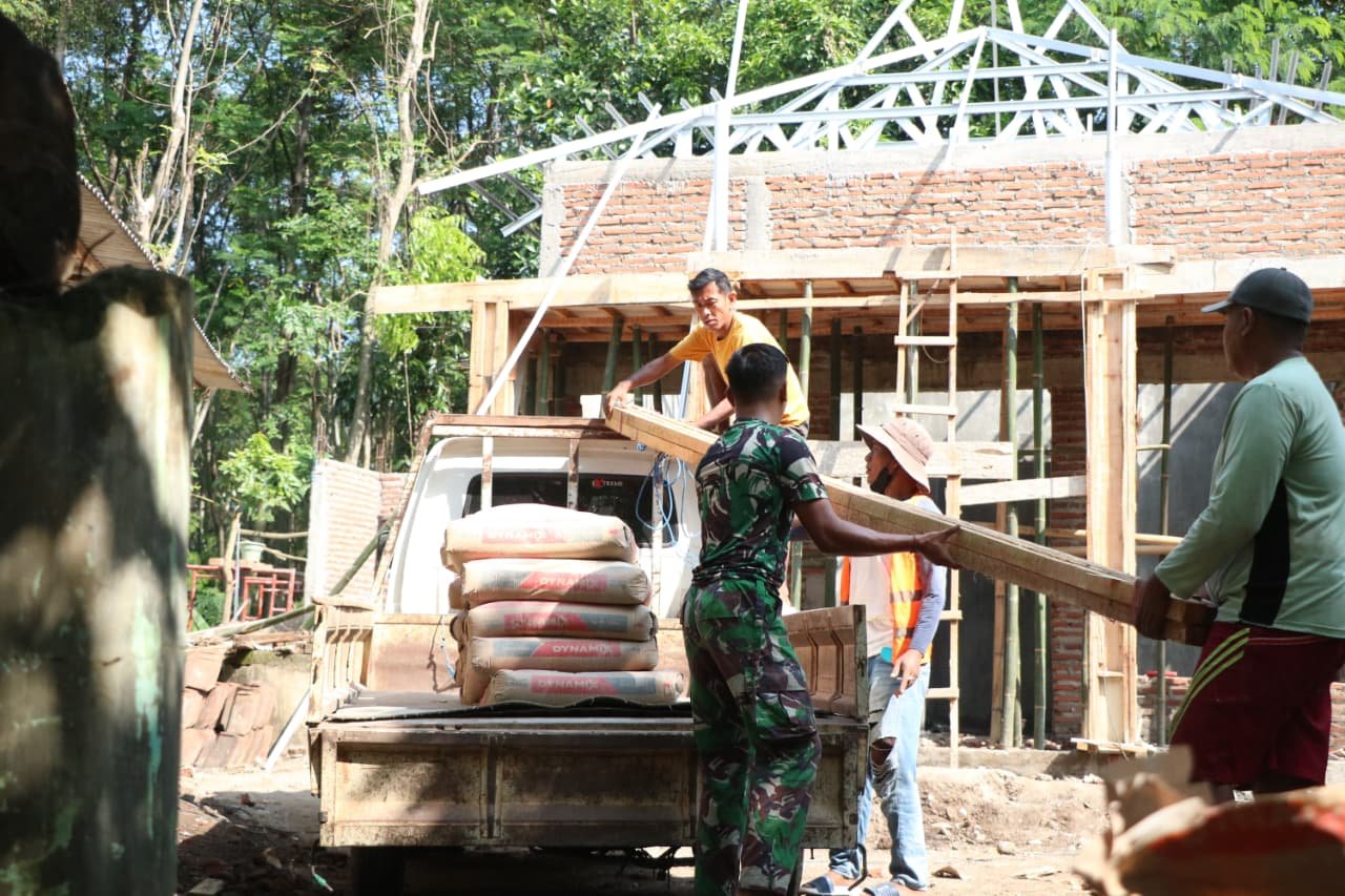 Pengiriman material pembangunan Musholla Baiturrahim di Dusun Leduk, Desa Brabe, Kecamatan Maron, Kabupaten Probolinggo telah sampai di lokasi. (Foto: ist).