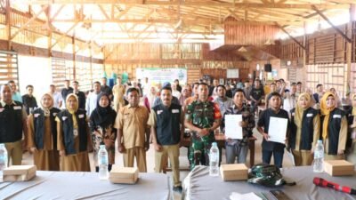puluhan warga berkumpul dengan penuh antusias mengikuti penyuluhan perizinan UMKM dan koperasi yang digelar dalam rangka kegiatan non fisik TMMD Ke-128 Kodim 0820/Probolinggo. (Foto: ist).