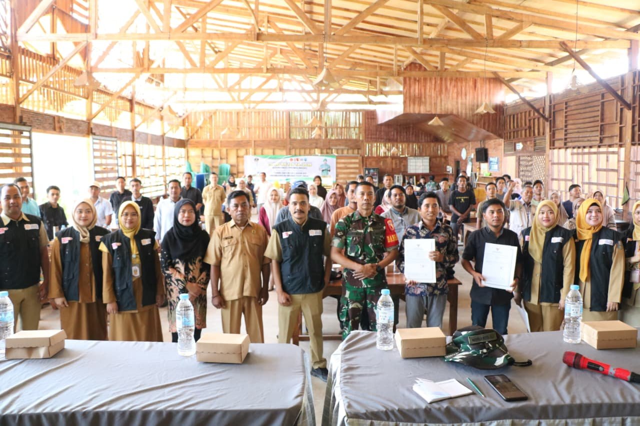 puluhan warga berkumpul dengan penuh antusias mengikuti penyuluhan perizinan UMKM dan koperasi yang digelar dalam rangka kegiatan non fisik TMMD Ke-128 Kodim 0820/Probolinggo. (Foto: ist).