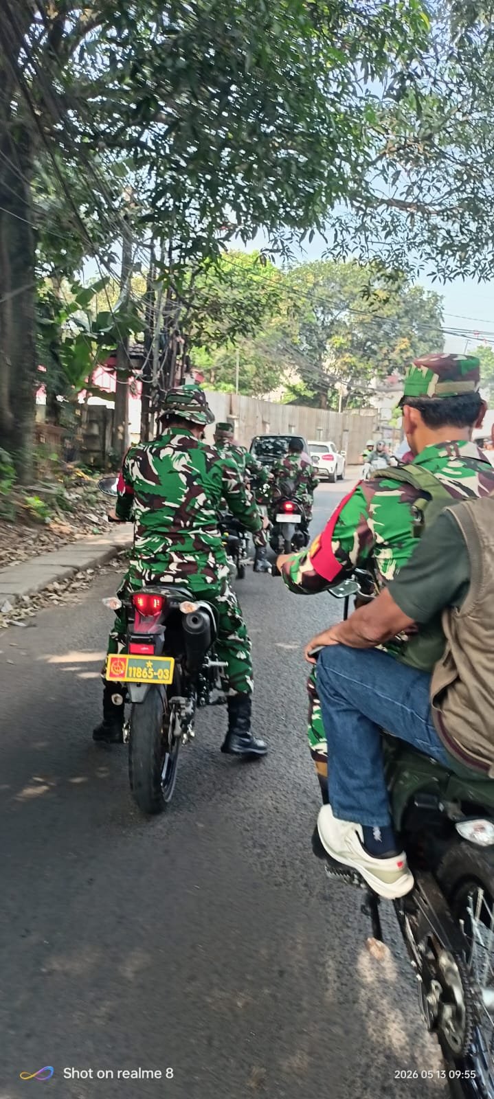 Brigjen TNI Farouk Pakar Spd M Han, Kolonel Arm Krisrantau Hermawan, S.H., M.I.Pol bersama mayor inf, Fajar Fitriato, mendampingi tim Pengawasan dan Evaluasi (Wasev) meninjau pelaksanaan program TMMD ke-128 di wilayah Kelurahan Jatirangga dengan menggunakan sepeda motor trail CRF. (Foto: ist).
