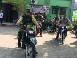 Naik Motor Trail CRF, Tim Wasev Tinjau TMMD ke-128 dan Salurkan Bantuan Sembako di Jatirangga